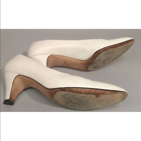Salvatore Ferragamo Women’s Vintage White Leather Classic Pumps - Picture 7 of 9